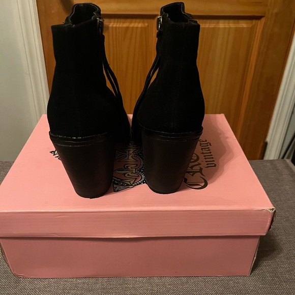 Crown Vintage Black Suede ankle boots, with tassel on each side - Picture 6 of 6